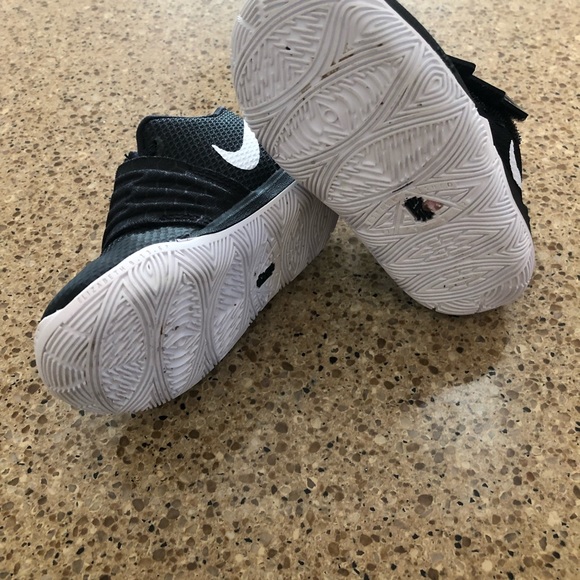 Toddler Nike’s size 6 - Picture 4 of 4